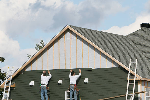 Professional Siding Installation technician working in Hanover Park, IL